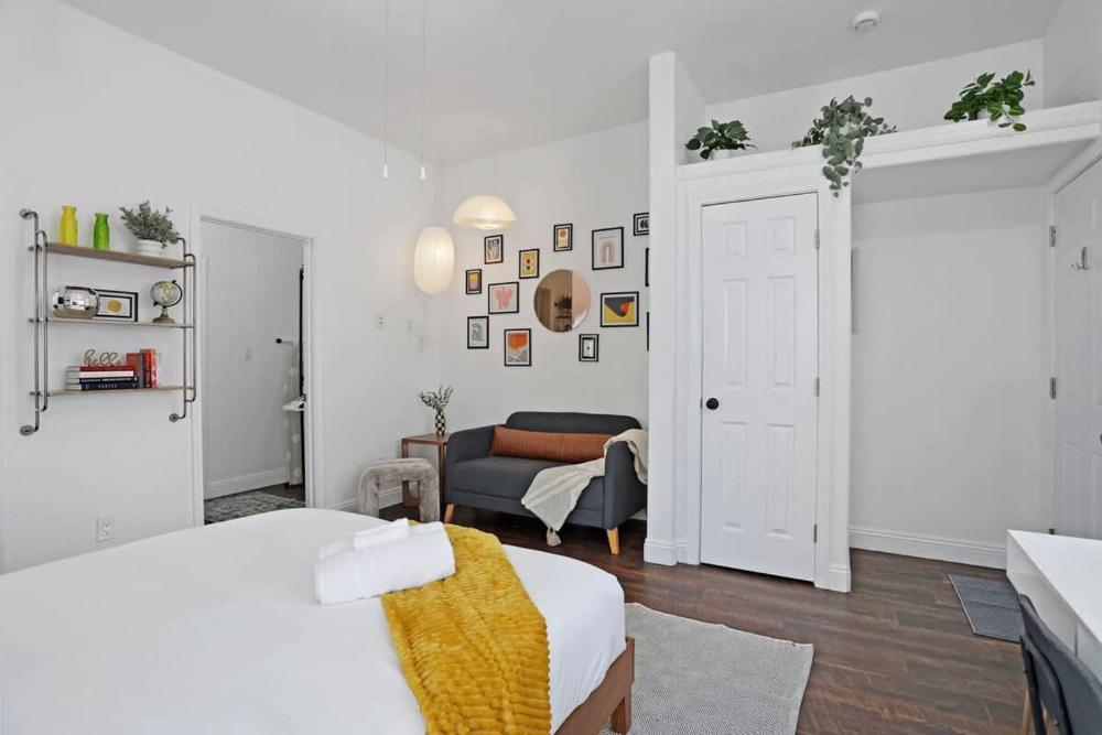 Cozy Upstairs Studio Near Downtown and the River